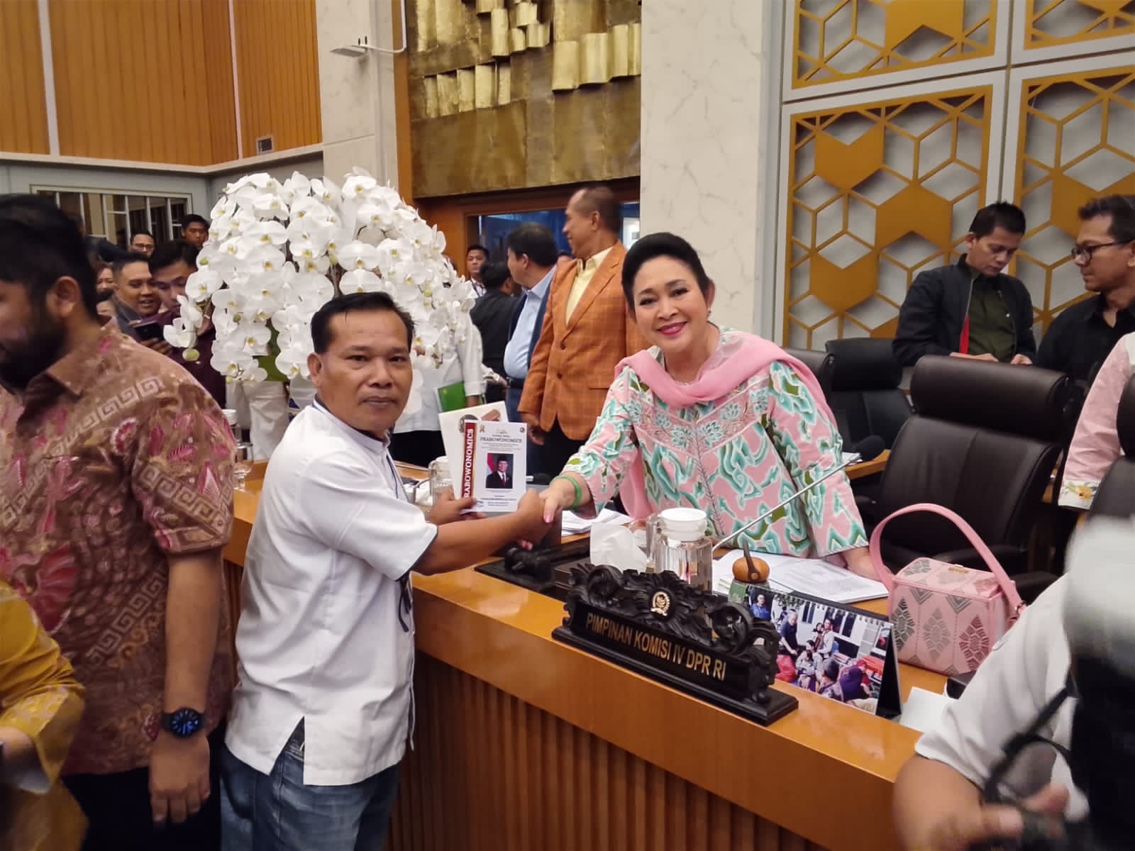 Ketua Umum Panitia Percepatan  Provinsi Tapanuli (PPPT)  Yonge Sihombing, S.E.,M.B.A Menyerahkan Undangan Peluncuran Buku Prabowonomics dan Mengucapkan Selamat Ulang Tahun ke-67 kepada Titiek Soeharto.