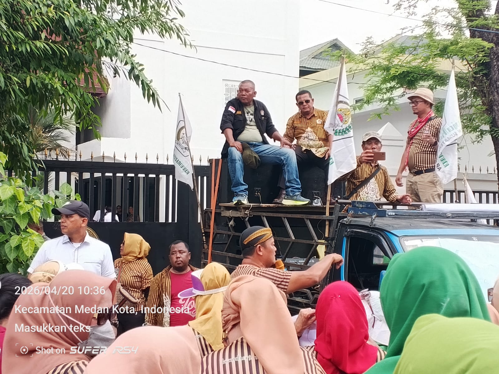 Demo Di Pengadilan Negeri Medan, Ratusan Massa Pujakesuma Desak Bebaskan Toni Aji Anggoro.