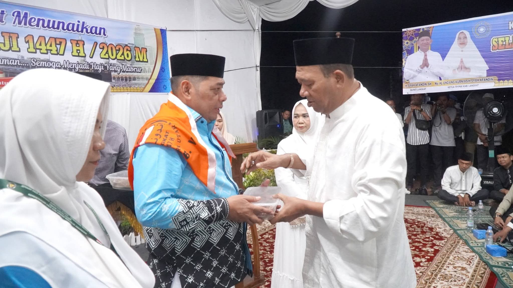Syah Afandin Lepas 398 Jamaah Calon Haji Langkat, Titip Doa untuk Daerah dan Negeri.