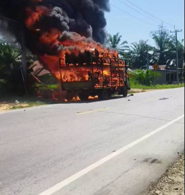 Truk Pengangkut 24 Unit Sepeda Motor Hangus Terbakar di Babalan.
